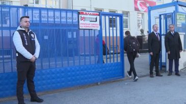 &Uuml;lke genelinde okullarda g&uuml;venlik tedbirleri artırıldı: Okul &ouml;nlerinde en az iki emniyet personeli g&ouml;revlendirildi