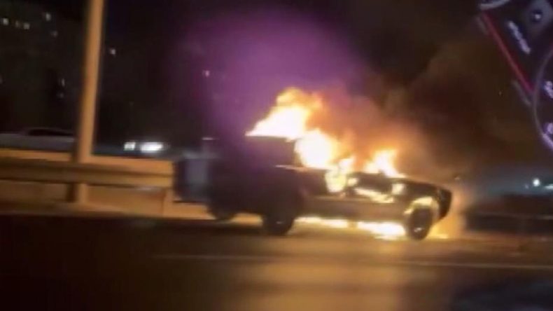 &Uuml;mraniye TEM Otoyolu&rsquo;nda otomobil alev alev yandı