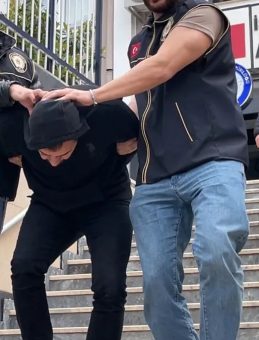 Ümraniye'de Arabada Oturan Sevgililere Maskeli Gaspçı Şoku!