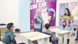 &Uuml;niversiteli gen&ccedil;ler minik y&uuml;reklere dokunuyor
