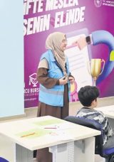 &Uuml;niversiteli gen&ccedil;ler minik y&uuml;reklere dokunuyor