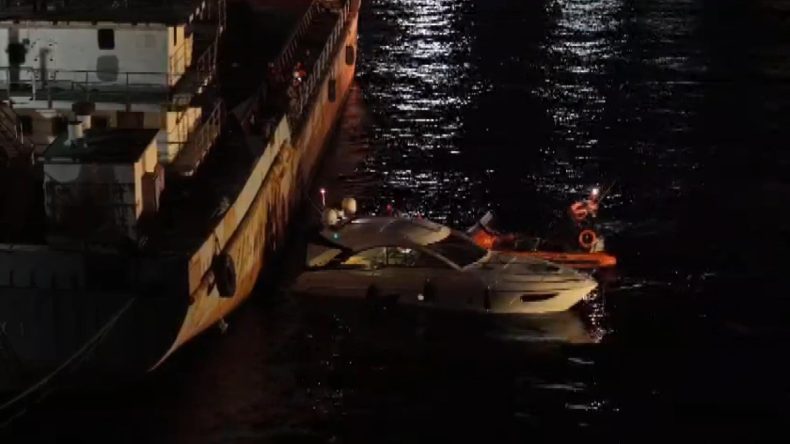 &Uuml;sk&uuml;dar'da Tekne Gemiye &Ccedil;arptı: 5 Kişi Kurtarıldı