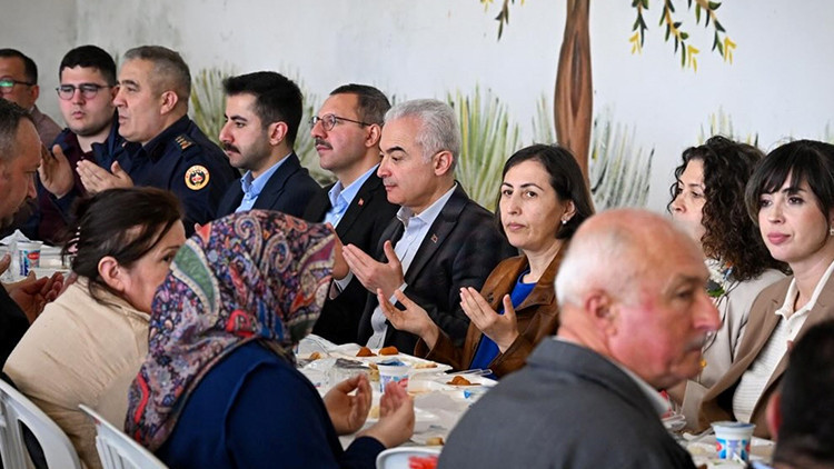 Vali de katıldı: Kent ahalisi yağmur duası okudu, ş&uuml;k&uuml;r namazı kıldı