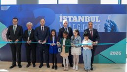 Vali G&uuml;l: Pandemi D&ouml;nemi İ&ccedil;in Bir Başarı Hikayesi Anlatıyorsak, Bunun Ana Akt&ouml;r&uuml; Sağlık &Ccedil;alışanlarıdır