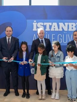 Vali G&uuml;l: Pandemi D&ouml;nemi İ&ccedil;in Bir Başarı Hikayesi Anlatıyorsak, Bunun Ana Akt&ouml;r&uuml; Sağlık &Ccedil;alışanlarıdır