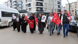 Vanlı aileler DEM Parti İl Başkanlığı &ouml;n&uuml;ndeki eylemlerine devam etti