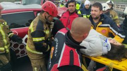 Yalova&rsquo;da Tır Otomobille &Ccedil;arpıştı: 4 Yaralı