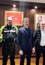 Yaralı Bebeği Hastaneye Yetiştiren Motosikletli Zabıta Ekipleri Altınla &Ouml;d&uuml;llendirildi