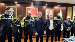 Yaralı Bebeği Hastaneye Yetiştiren Motosikletli Zabıta Ekipleri Altınla &Ouml;d&uuml;llendirildi