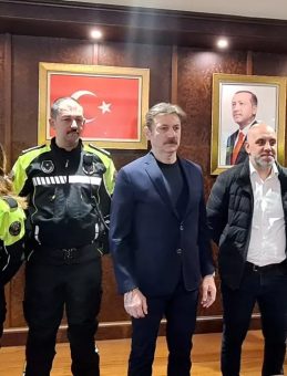 Yaralı Bebeği Hastaneye Yetiştiren Motosikletli Zabıta Ekipleri Altınla &Ouml;d&uuml;llendirildi