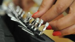 Yeni d&uuml;zenleme Meclis'te kabul edildi: Kıymetli taşlara y&uuml;zde 20 &Ouml;TV