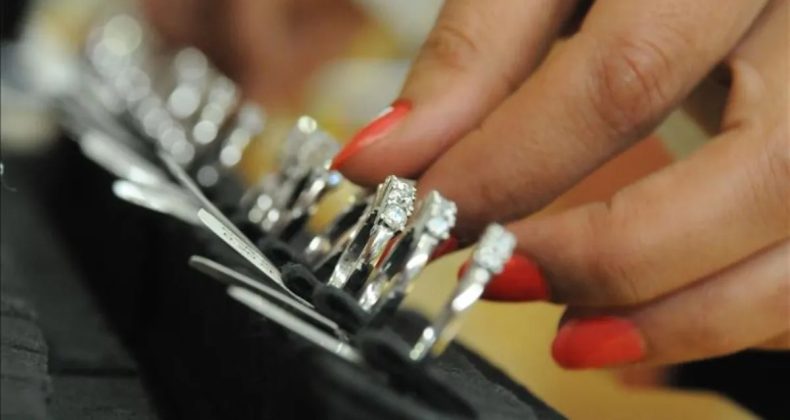 Yeni d&uuml;zenleme Meclis'te kabul edildi: Kıymetli taşlara y&uuml;zde 20 &Ouml;TV