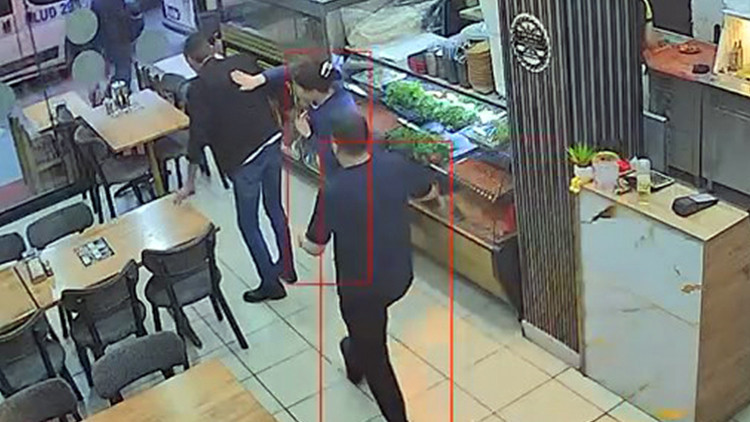 İş yeri sahibi m&uuml;şterinin hayatını kurtardı: O anlar kamerada