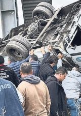 Yolcu otob&uuml;s&uuml; &uuml;st ge&ccedil;ide &ccedil;arptı: 5 &ouml;l&uuml;, 14 yaralı