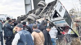 Yolcu otob&uuml;s&uuml; &uuml;st ge&ccedil;ide &ccedil;arptı: 5 &ouml;l&uuml;, 14 yaralı
