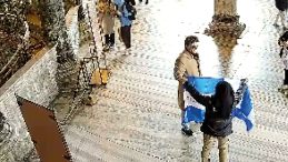 Yunan vatandaşı 2 turist tutuklandı: Ayasofya&rsquo;da Bizans bayrağı a&ccedil;tılar