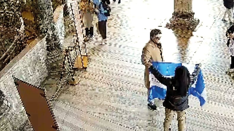 Yunan vatandaşı 2 turist tutuklandı: Ayasofya’da Bizans bayrağı açtılar