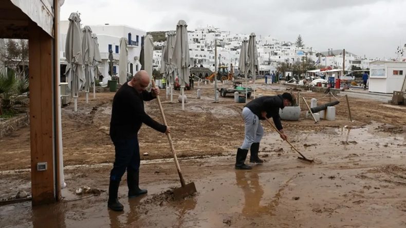 Yunanistan&rsquo;da fırtına alarmı: Okullar uzaktan eğitime ge&ccedil;ti