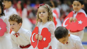 Yurttan 23 Nisan manzaraları: Miniklerden renkli g&ouml;steriler