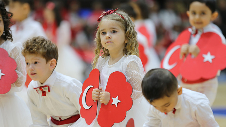 Yurttan 23 Nisan manzaraları: Miniklerden renkli g&ouml;steriler