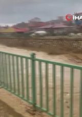 Y&uuml;ksekova'da İstinad Duvarının &Ccedil;&ouml;kme Anı Kamerada