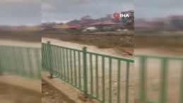 Y&uuml;ksekova'da İstinad Duvarının &Ccedil;&ouml;kme Anı Kamerada