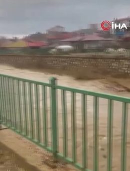 Y&uuml;ksekova'da İstinad Duvarının &Ccedil;&ouml;kme Anı Kamerada