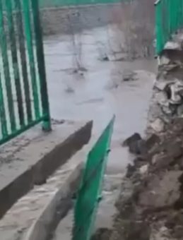 Y&uuml;ksekova&rsquo;da sağanak yağış nedeniyle istinat duvarı &ccedil;&ouml;kt&uuml;