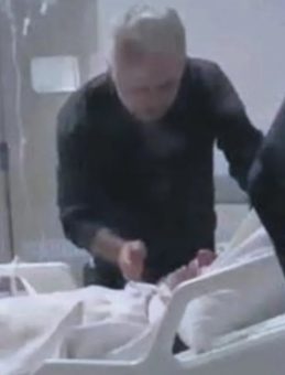 Zalim evlat, hasta yatağında babasını acımasızca darp etti