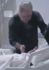 Zalim evlat, hasta yatağında babasını acımasızca darp etti