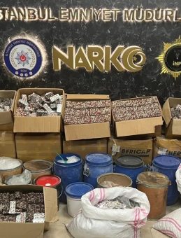 Zehir imalathanesine baskın! Koli koli uyuşturucuyla yakaladılar&hellip;