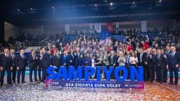 Ziraat Bankkart lig ve Avrupa'da yakaladığı &ccedil;ıkışı Kupa Voley zaferiyle ta&ccedil;landırdı