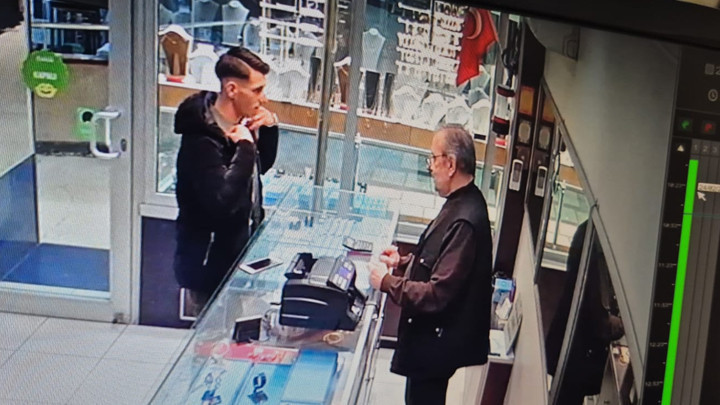 Zonguldak'ta 'polisim, para arabada' diyerek kuyumcudan bilezik alıp ka&ccedil;tı