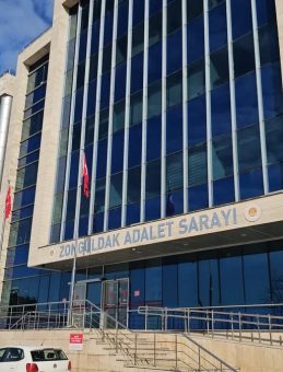 Zonguldak&rsquo;ta dehşete d&uuml;ş&uuml;ren olay! Banyo duvarını delip alt komşusunu kayda aldı: O şahıs tutuklandı!